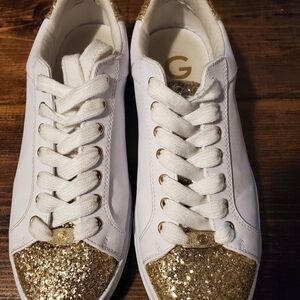 Tennis shoes